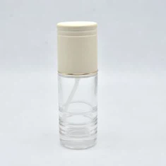 Kozmetička bočica s kuglama u zlatnoj pumpi